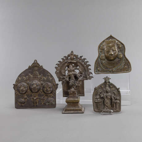 Figur der Durga auf Stand und drei 'Mohra'-Masken aus Bronze - photo 1