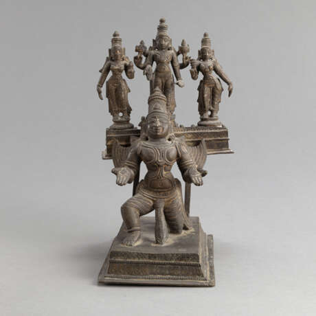 Gruppe aus Bronze mit Darstellung von Garuda auf einem Stand und drei kleinen Bronzen des Vishnu, der Shri Devi und Bhu - photo 1