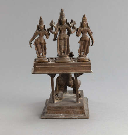 Gruppe aus Bronze mit Darstellung von Garuda auf einem Stand und drei kleinen Bronzen des Vishnu, der Shri Devi und Bhu - фото 3