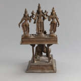 Gruppe aus Bronze mit Darstellung von Garuda auf einem Stand und drei kleinen Bronzen des Vishnu, der Shri Devi und Bhu - Foto 3