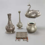 Fünf Objekte aus Metall: Bidri-Vase, Amulett, zwei Vasen, Behälter für Rosenwasser und Deckeldosen in Pfauenform - Foto 1