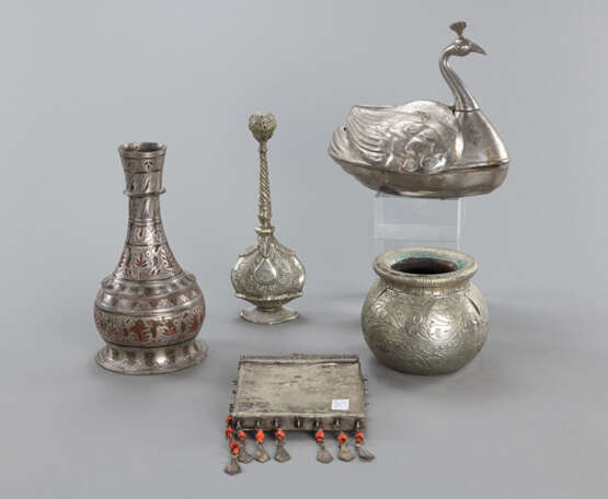 Fünf Objekte aus Metall: Bidri-Vase, Amulett, zwei Vasen, Behälter für Rosenwasser und Deckeldosen in Pfauenform - Foto 2