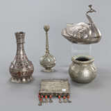 Fünf Objekte aus Metall: Bidri-Vase, Amulett, zwei Vasen, Behälter für Rosenwasser und Deckeldosen in Pfauenform - Foto 2