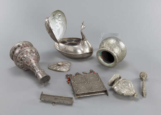 Fünf Objekte aus Metall: Bidri-Vase, Amulett, zwei Vasen, Behälter für Rosenwasser und Deckeldosen in Pfauenform - Foto 3