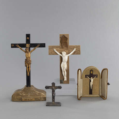 Vier Skulpturen mit Jesus am Kreuz aus Elfenbein bzw, Silber - photo 1