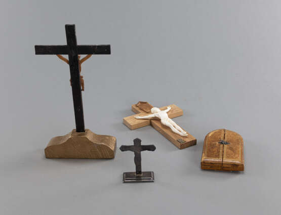 Vier Skulpturen mit Jesus am Kreuz aus Elfenbein bzw, Silber - photo 2