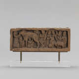 Reliefpaneel aus Terracotte mit ländlicher Szenen von Mägden beim Melken einer Kuh - Foto 1