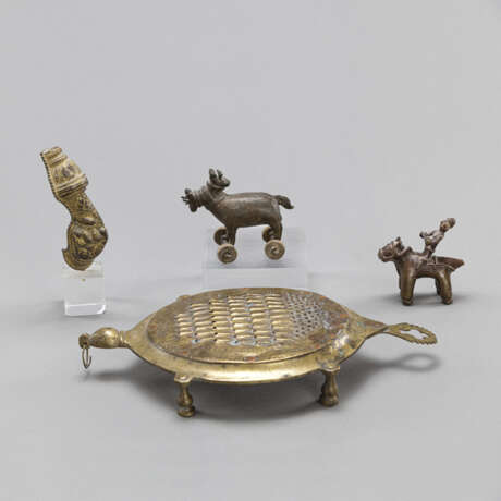 Vier Bronzen, u.a. ein Stand in Form einer Schildkröte, ein Reiter und ein Tier auf Rädern - Foto 1
