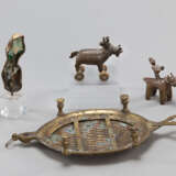 Vier Bronzen, u.a. ein Stand in Form einer Schildkröte, ein Reiter und ein Tier auf Rädern - фото 2