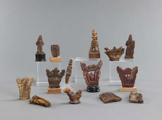 Sammlung von 14 Knochenschnitzereien mit figürlichen Darstellungen und Ornamenten, u.a. Gottheiten und erotische Sujets - photo 2