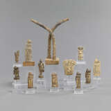 Sammlung von 13 Knochenschnitzereien mit figürlichen Darstellungen - фото 1