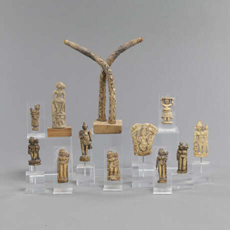 Sammlung von 13 Knochenschnitzereien mit figürlichen Darstellungen - photo 1