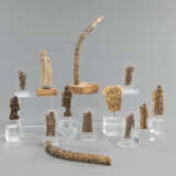 Sammlung von 13 Knochenschnitzereien mit figürlichen Darstellungen - photo 2