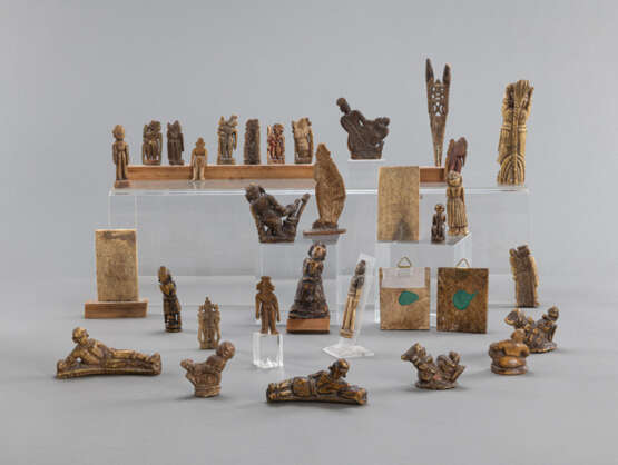 Sammlung von 32 Knochenschnitzereien und Plaketten teils mit figürlichen Darstellungen und erotischen Sujets - photo 2