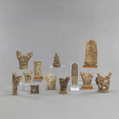 Sammlung von 12 Knochenschnitzereien mit figürlichen Darstellungen u.a. erotischen Sujets und ein Kamm