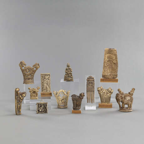 Sammlung von 12 Knochenschnitzereien mit figürlichen Darstellungen u.a. erotischen Sujets und ein Kamm - photo 1