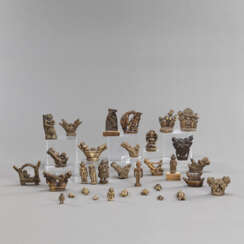 Sammlung von 33 Knochenschnitzereien mit figürlichen Darstellungen u.a. teils erotische Sujets
