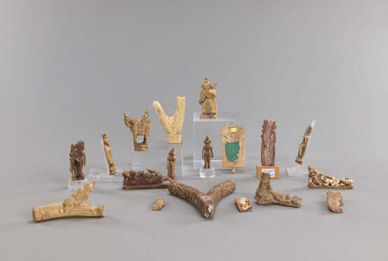 Sammlung von 18 Knochenschnitzereien mit figürlichen Darstellungen von Gottheiten, u,a, ein Vogel und eine erotische Plakette - photo 2