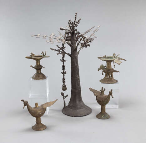 Vier Bronzen und ein stilisierter Baum - Foto 2