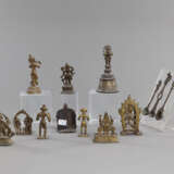 Sammlung von 13 Objekten aus Bronze, u.a. diverse Gottheiten, Priesterglocke und drei Löffel - photo 2