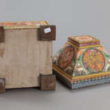 Polychrom gefasste Deckeldose aus Holz mit Darstellungen von Gottheiten - photo 6