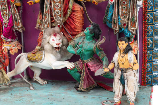 Polychrom gefasster Altar mit Darstellung der Durga teils aus Holz - photo 2