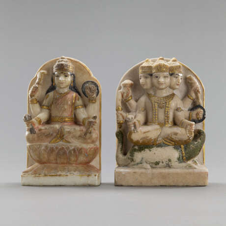 Zwei Stelen aus Marmor mit Darstellungen einer männlichen und weiblichen Gottheit mit polychromen Fassungen - фото 1
