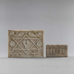 Zwei religiöse Marmorplatten mit Inschriften