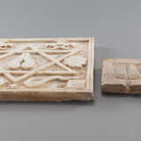 Zwei religiöse Marmorplatten mit Inschriften - photo 3