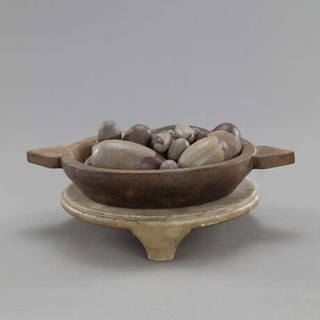 Sammlung von 21 Lingam-Steine in Holzschale auf Alabaster Stand - Foto 1