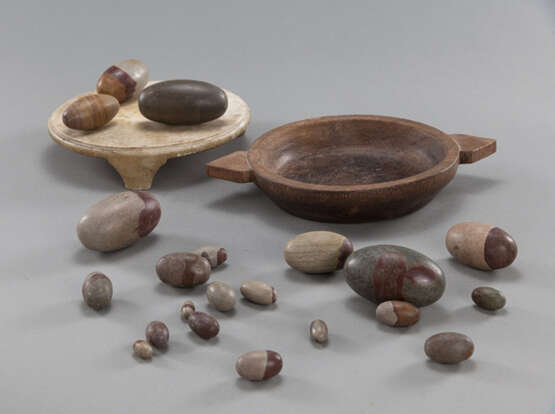 Sammlung von 21 Lingam-Steine in Holzschale auf Alabaster Stand - Foto 2