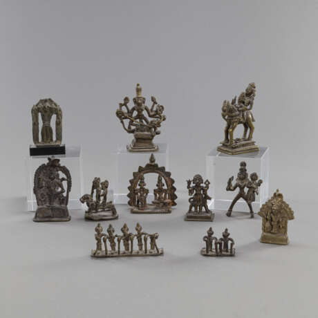 Sammlung von 11 Figuren aus Bronze, u.a. volkstümliche Darstellungen und Gottheiten - photo 1