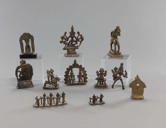 Sammlung von 11 Figuren aus Bronze, u.a. volkstümliche Darstellungen und Gottheiten - photo 2