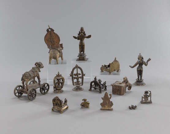 Sammlung von 13 Figuren aus Bronze, u.a. Gottheiten, kleine Altäre und ein Spielzeug auf Rädern - photo 2