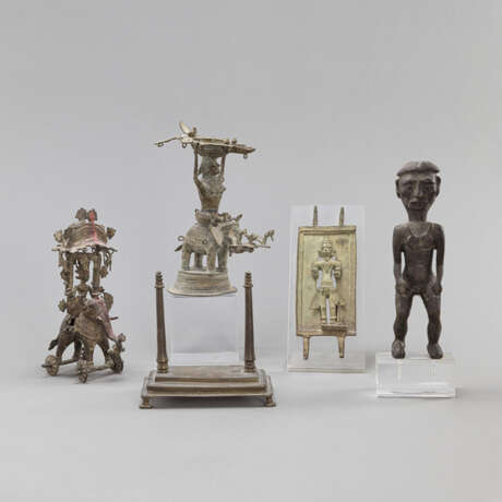 Zwei Bronzen, drei Räder, ein Stand, eine Plakette mit figuraler Darstellung und eine Figur aus Holz - photo 1