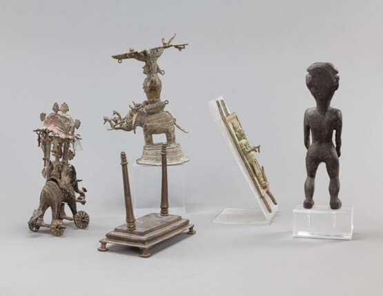 Zwei Bronzen, drei Räder, ein Stand, eine Plakette mit figuraler Darstellung und eine Figur aus Holz - Foto 2