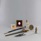 Gruppe von acht Objekten, u,a, eine Figur des Krishna und ein Rahmen aus Elfenbein, ein Dolch, ein Schwert und ein Kris - photo 1