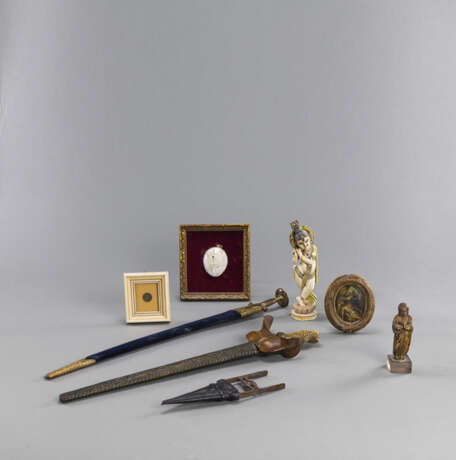 Gruppe von acht Objekten, u,a, eine Figur des Krishna und ein Rahmen aus Elfenbein, ein Dolch, ein Schwert und ein Kris - Foto 1