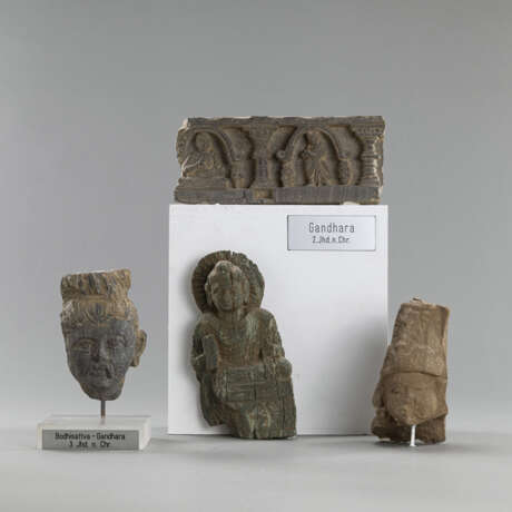 Vier Steinfragmente: Fries aus Schiefer, männlicher Kopf und Kopf des Buddha, Buddha und ein Kopf aus Sandstein - Foto 1