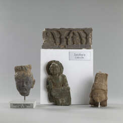 Vier Steinfragmente: Fries aus Schiefer, männlicher Kopf und Kopf des Buddha, Buddha und ein Kopf aus Sandstein