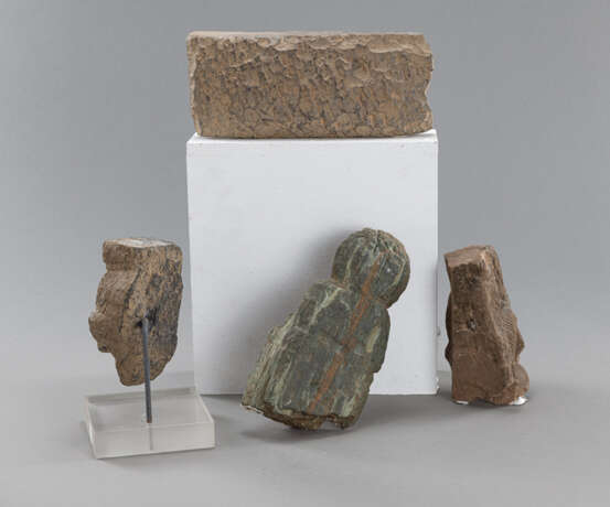 Vier Steinfragmente: Fries aus Schiefer, männlicher Kopf und Kopf des Buddha, Buddha und ein Kopf aus Sandstein - Foto 2