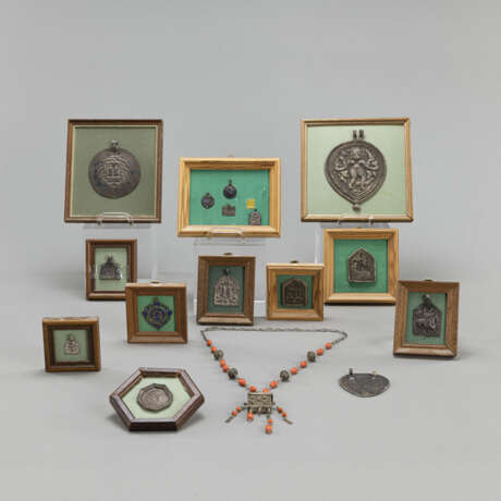 Sammlung von 16 diversen Amuletten, u,a. eine Kette - photo 1