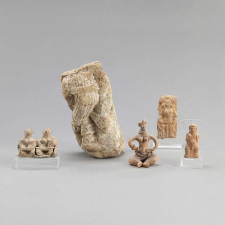 Steinfragment und vier Figuren aus Terracotta - Foto 1