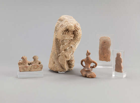 Steinfragment und vier Figuren aus Terracotta - Foto 2