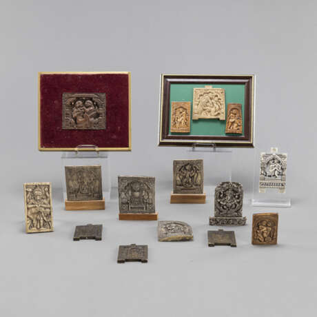 Zwölf Schnitzereien aus Knochen und Elfenbein teils mit erotischen Sujets und drei Bronzeplaketten - photo 1