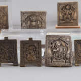 Zwölf Schnitzereien aus Knochen und Elfenbein teils mit erotischen Sujets und drei Bronzeplaketten - photo 2