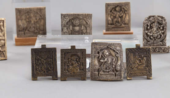Zwölf Schnitzereien aus Knochen und Elfenbein teils mit erotischen Sujets und drei Bronzeplaketten - photo 2