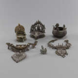 Drei Öllampen aus Bronze, zwei Ketten mit Anhängern und ein kleines Ornament - Foto 1