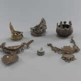 Drei Öllampen aus Bronze, zwei Ketten mit Anhängern und ein kleines Ornament - Foto 2