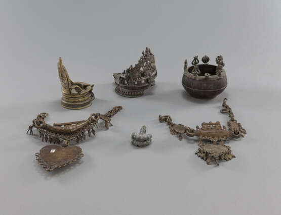 Drei Öllampen aus Bronze, zwei Ketten mit Anhängern und ein kleines Ornament - photo 2